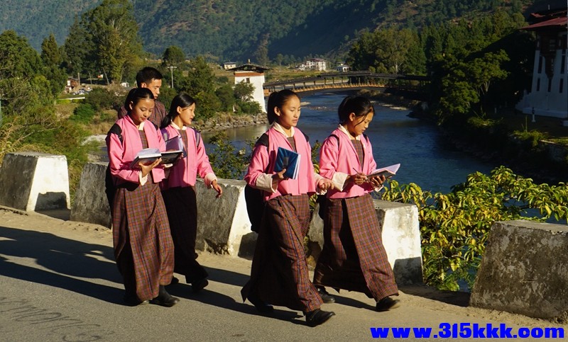 普纳卡宗Punakha Dzong东宫旁边八年级徒步上学的学生.jpg