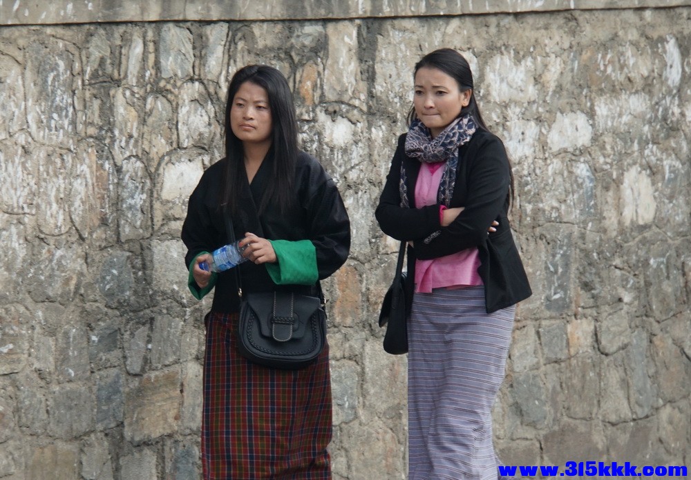白教寺庙外的当地美女.jpg