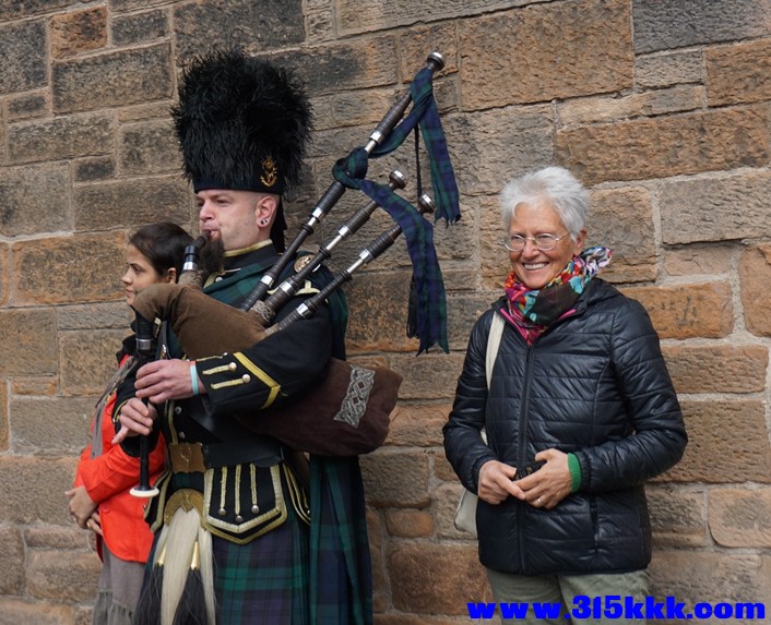 Edinburgh. 爱丁堡皇家英里大道上的苏格兰风笛手.jpg
