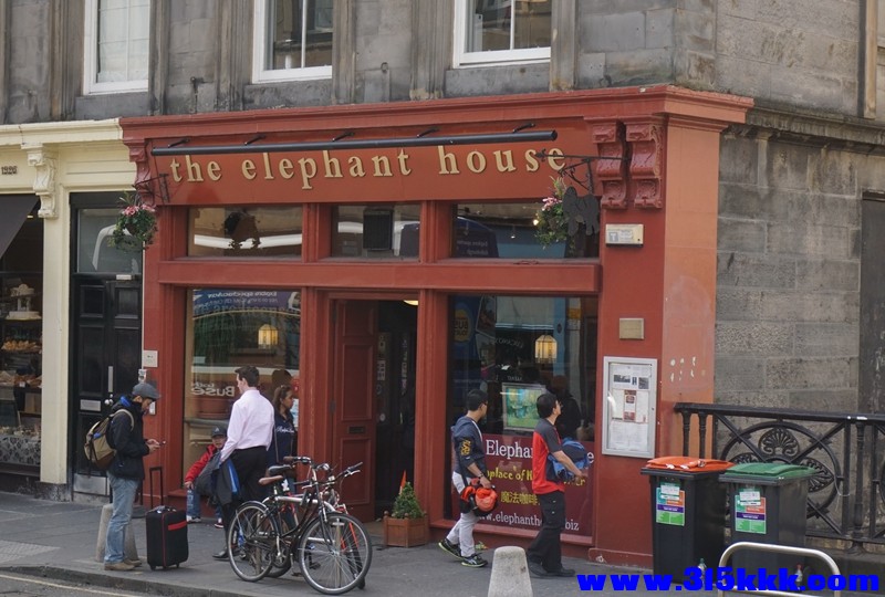 Edinburgh. 大象咖啡馆,特意在玻璃橱窗里写上中文“魔法咖啡馆”.jpg
