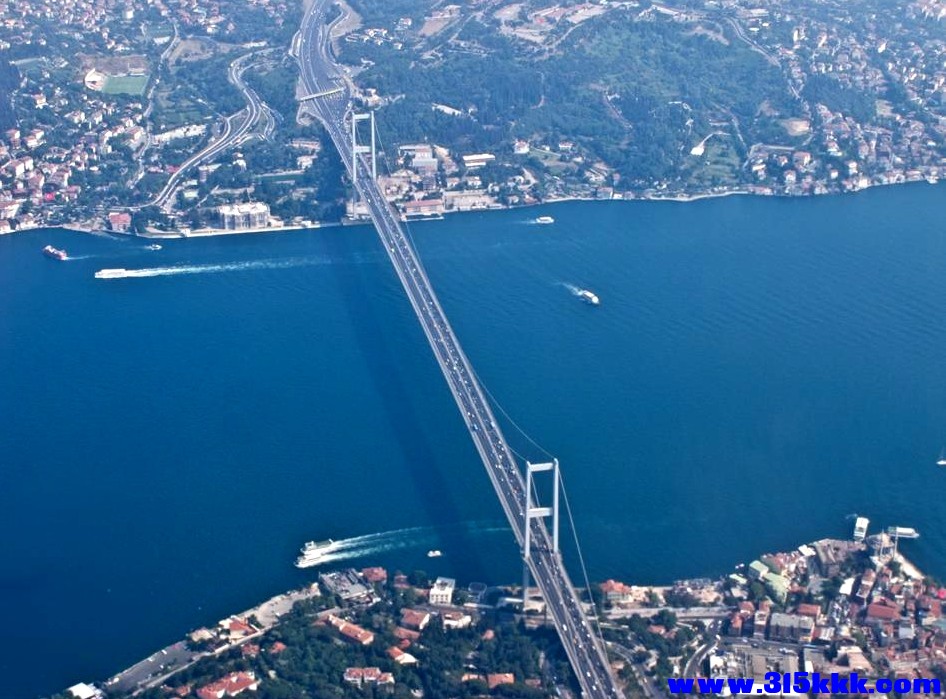 Bosphorus Strait Bridge横跨欧亚大陆的博斯普鲁斯海峡大桥.jpg