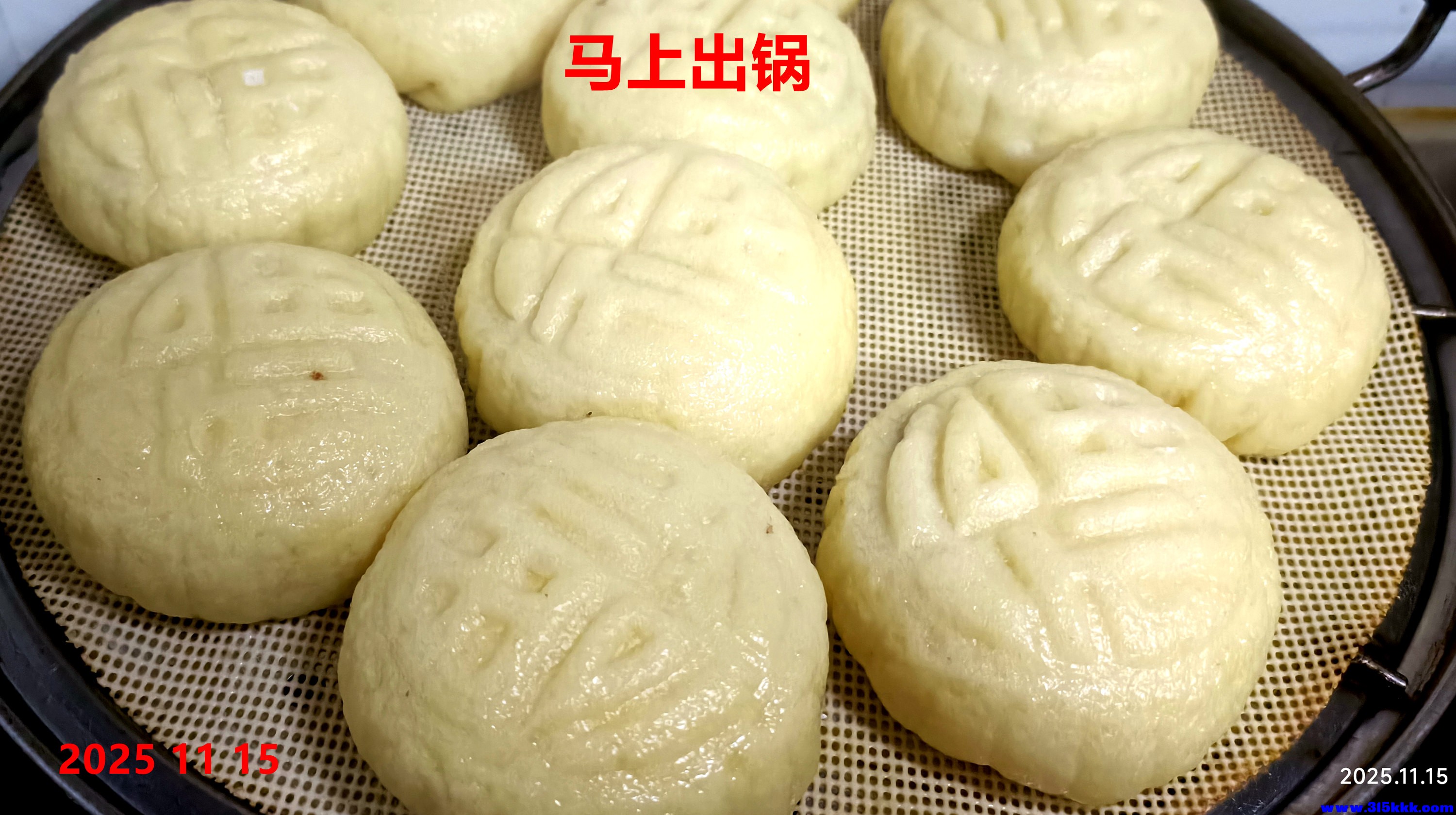 图四：刚刚蒸制好的豆沙包