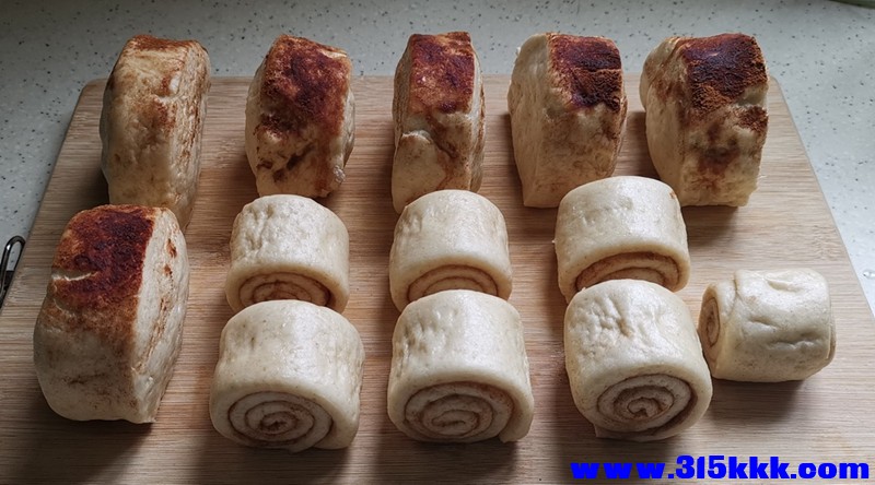 豆沙卷和表面用丹桂粉的馒头.jpg