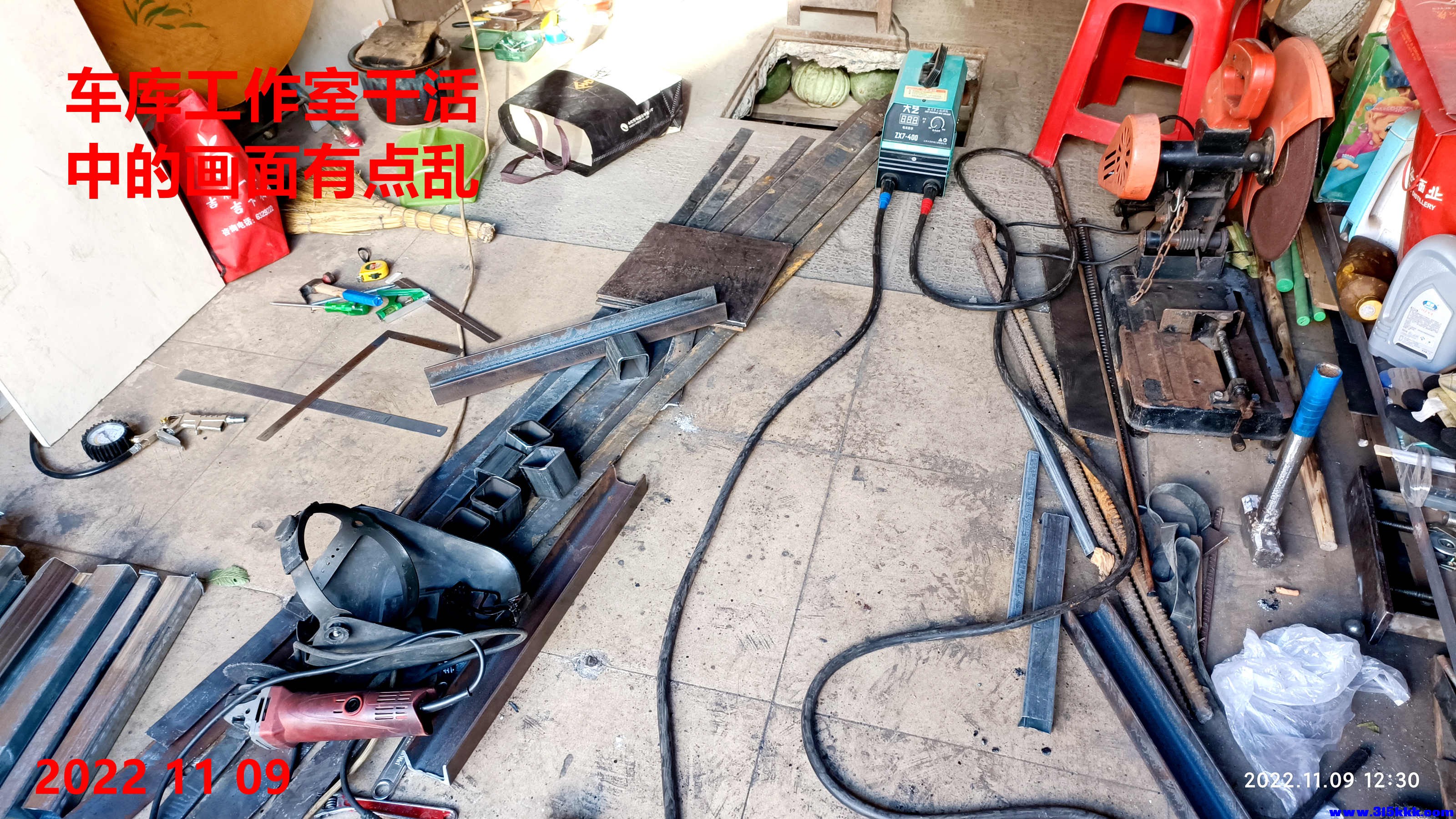 图一：车库改造后的工作室（局部））