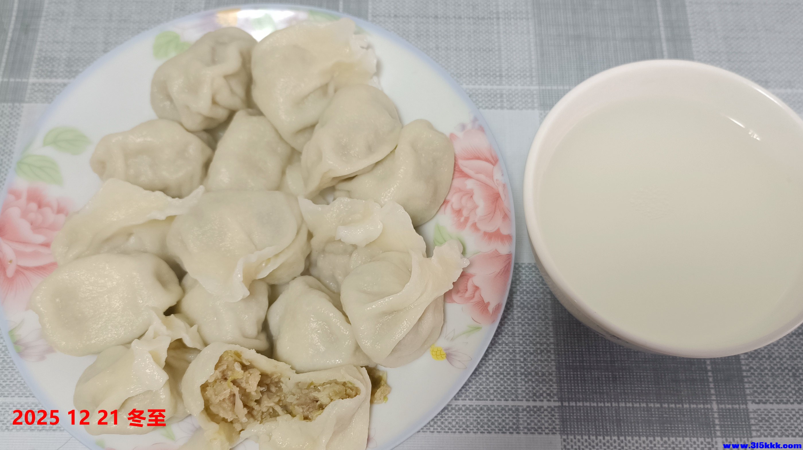 图三：煮好的饺子和原汤